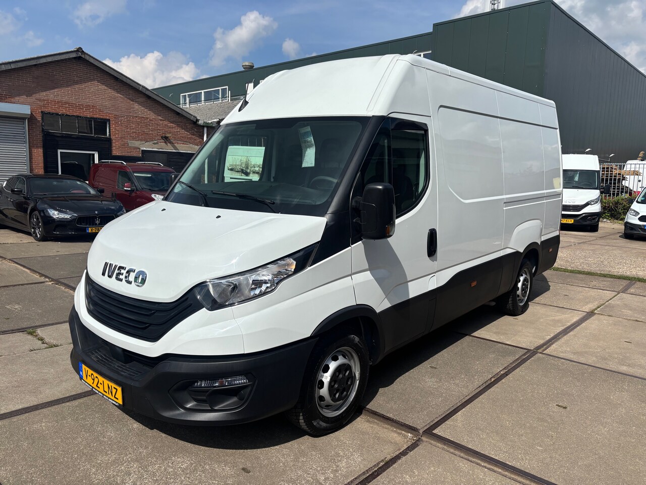 Iveco Daily - 35S16V 2.3 352L H2 Bijna nieuw Trekhaak 3500 kg!