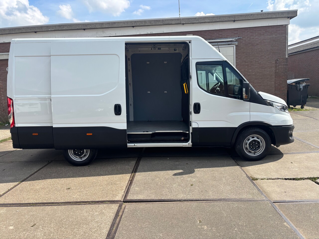 Iveco Daily - 35S16V 2.3 352L H2 Bijna nieuw Trekhaak 3500 kg!