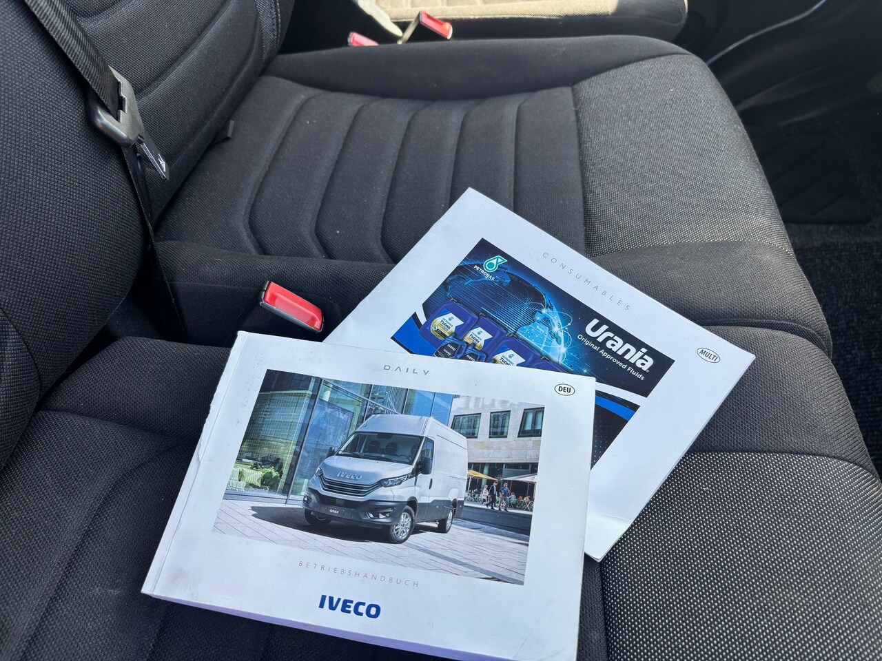 Iveco Daily - 35S16V 2.3 352L H2 Bijna nieuw Trekhaak 3500 kg!