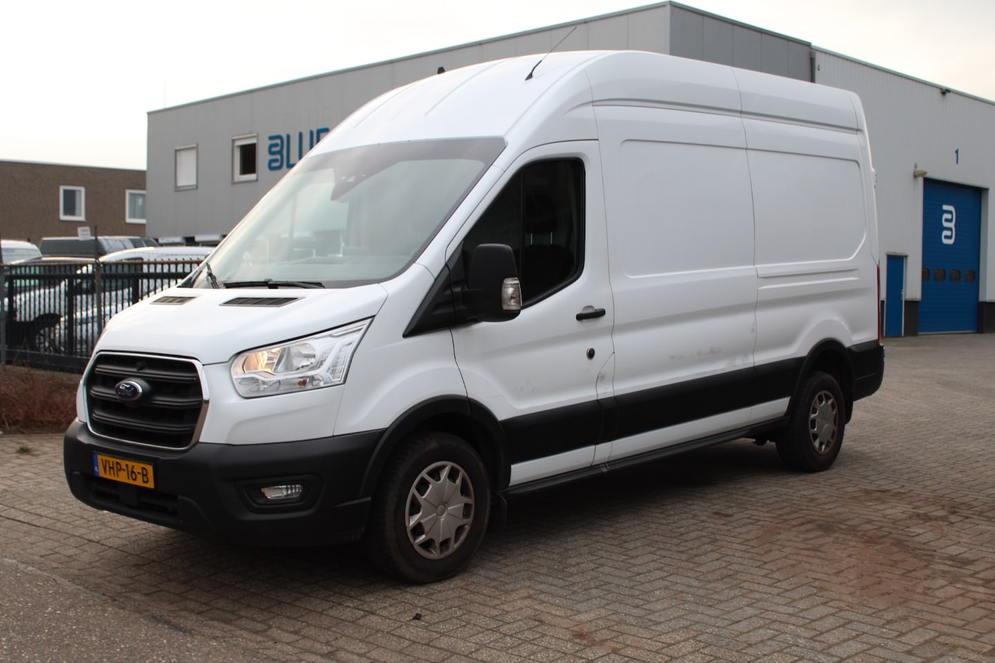Ford Transit - 350 2.0 TDCI 130PK E6 L3H3 Automaat Trend ✓ airco ✓ navigatie ✓ camera - AutoWereld.nl
