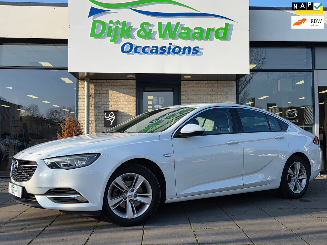Opel Insignia Grand Sport - 1.5 Turbo Business Executive Automaat – Parkeersensor - Navi – Luxe - Nap – - AutoWereld.nl