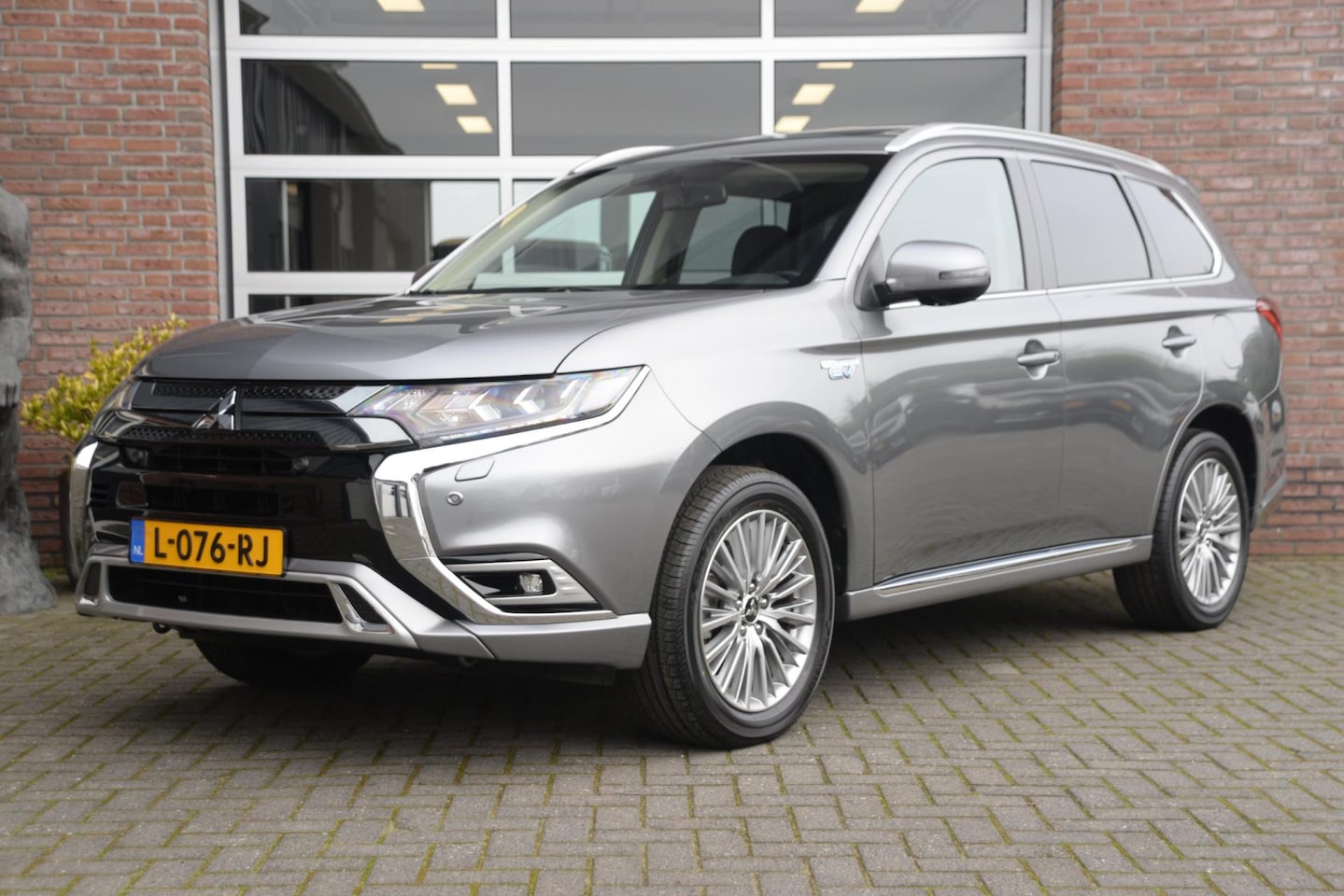 Mitsubishi Outlander - 2.4 PHEV Intense+ | Open Dak | Orig. NL | - AutoWereld.nl