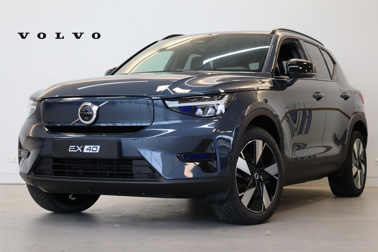 Volvo EX40 - Extended Range 252PK Plus 82 kWh | Visual Park Assist | Extra getint glas achter - AutoWereld.nl
