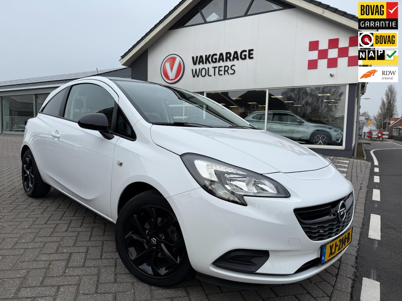 Opel Corsa - 1.4 Black Edition RIJKLAARPRIJS! - AutoWereld.nl
