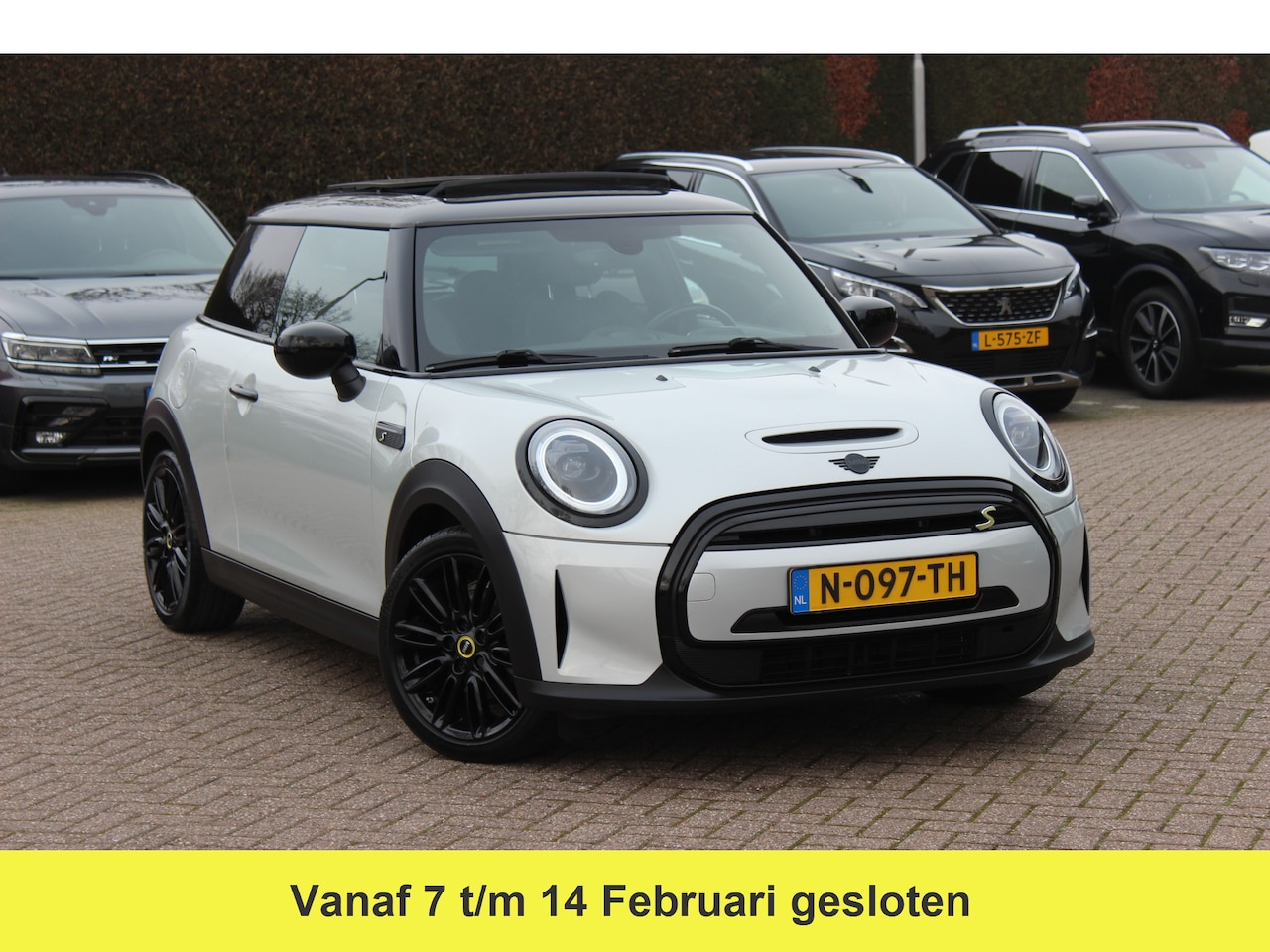 MINI Mini-Electric - Business Edition 33 kWh / Panoramadak / Leder / Keyless / 17'' / CarPlay / Navigatie / Stu - AutoWereld.nl