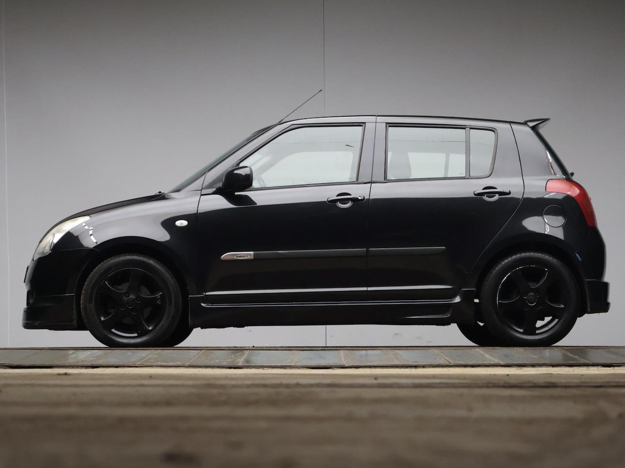 Suzuki Swift - 1.5 Exclusive Sport (APPLE CARPLAY,GROOT NAVI,AIRCO,BLACK EDITION,BLUETOOTH,SPOILER,SPORTS - AutoWereld.nl