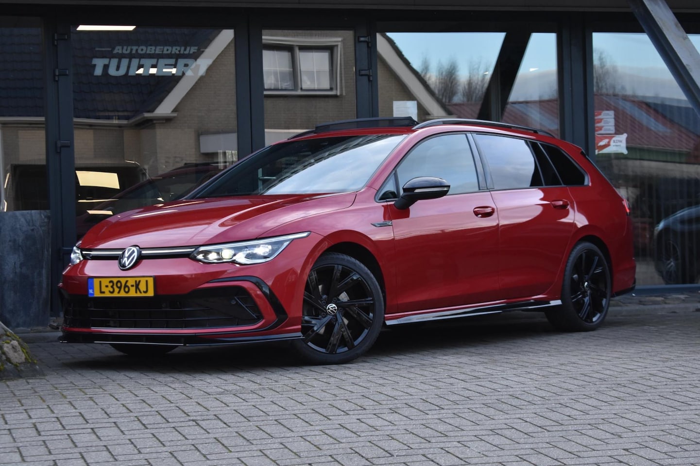 Volkswagen Golf Variant - 1.5 eTSI R-Line | MAXTON | IQ-LIGHT | PANORAMADAK | APPLE CARPLAY | ANDROID AUTO | CAMERA - AutoWereld.nl