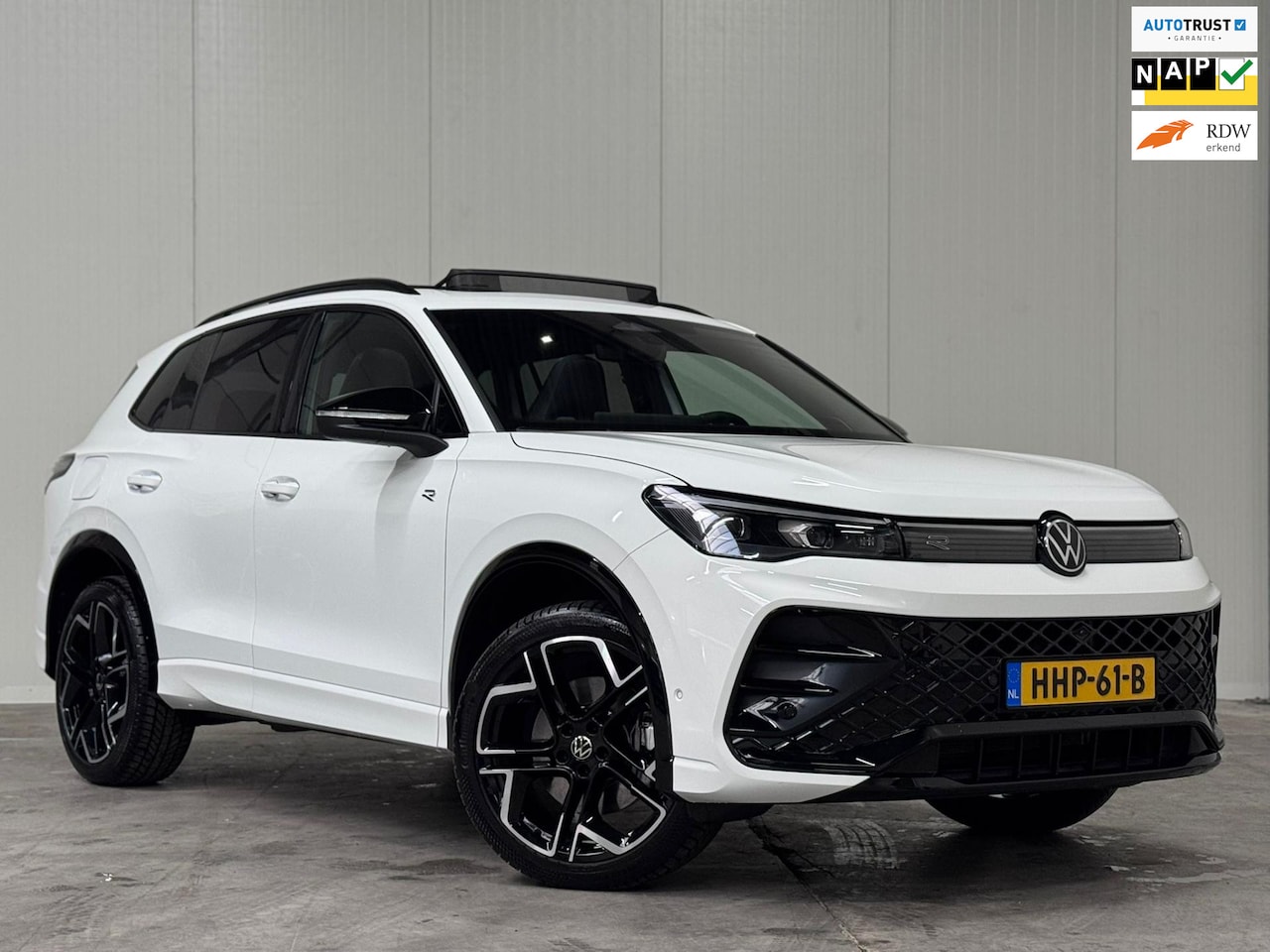 Volkswagen Tiguan - 1.5 eHybrid R-Line l HUD l H/K l PANO l 360 l 1e EIG l KEYLESS l TREKHAAK l MATRIX l ORG.N - AutoWereld.nl