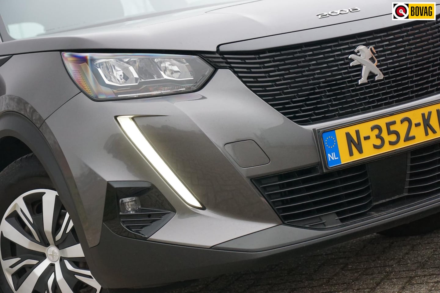 Peugeot 2008 - 1.2 PureTech Blue Lease Active | Gris Platinium | AppleCarplay/Nav/Cruise/PDC - Keurig! - AutoWereld.nl