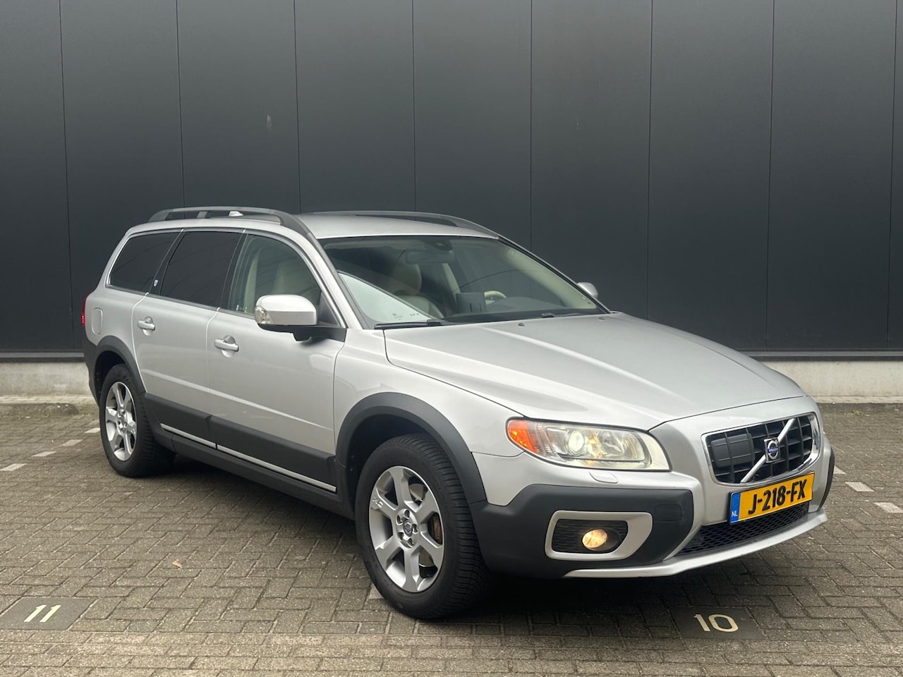Volvo XC70 - 3.2 Kinetic* Dealer Onderhouden* Full options !! - AutoWereld.nl