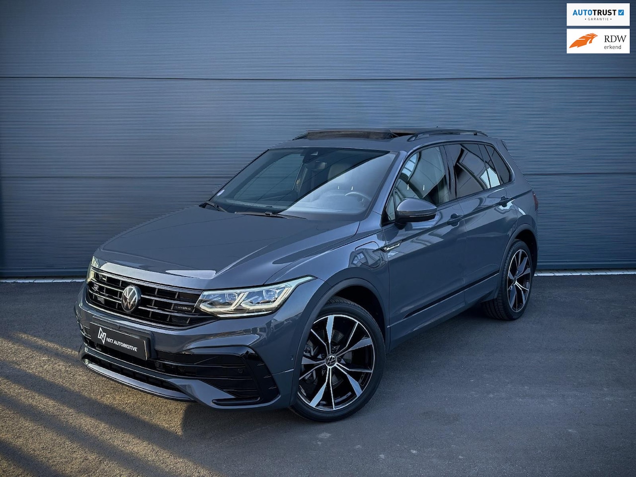 Volkswagen Tiguan - 1.4 TSI eHybrid R-Line, Pano, IQ LED, Stuurverwarming, Trekhaak, ACC, Keyless, Achterbank - AutoWereld.nl