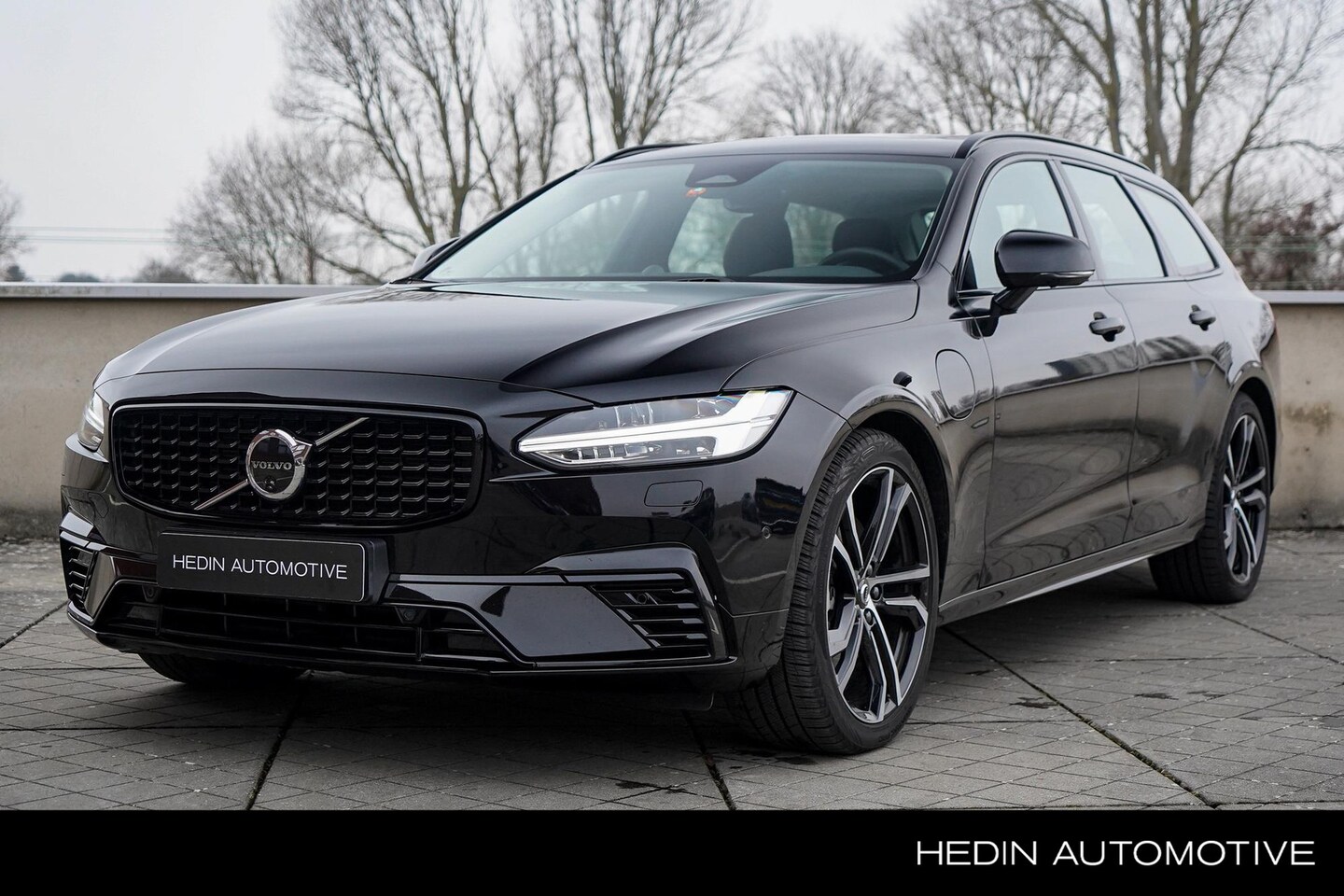 Volvo V90 - 2.0 T8 Plug-in hybrid AWD Ultra Dark Trekhaak | Panoramadak | Gelamineerde zijruiten en ac - AutoWereld.nl