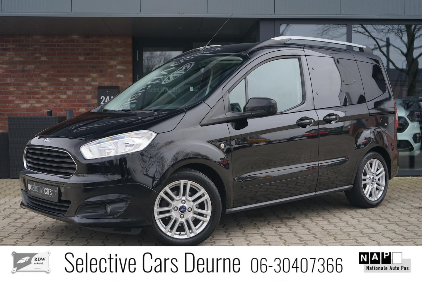 Ford Tourneo Courier - 1.0 EcoBoost 75kW Titanium , 5-zitter, Trekhaak, 1e eigenaar. - AutoWereld.nl
