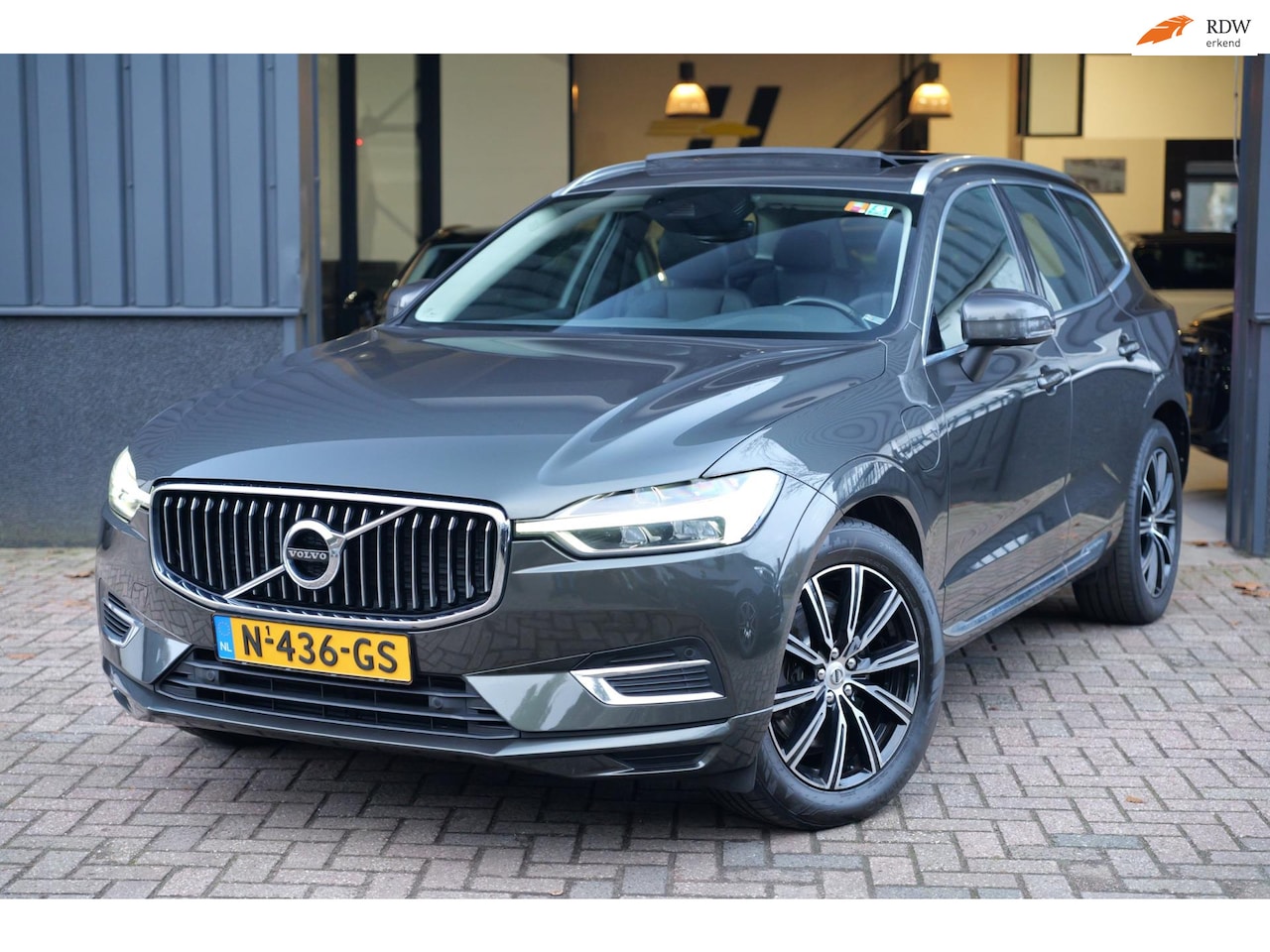 Volvo XC60 - 2.0 T8 AWD Inscription Pano|Luchtv|Trekh|19inch - AutoWereld.nl