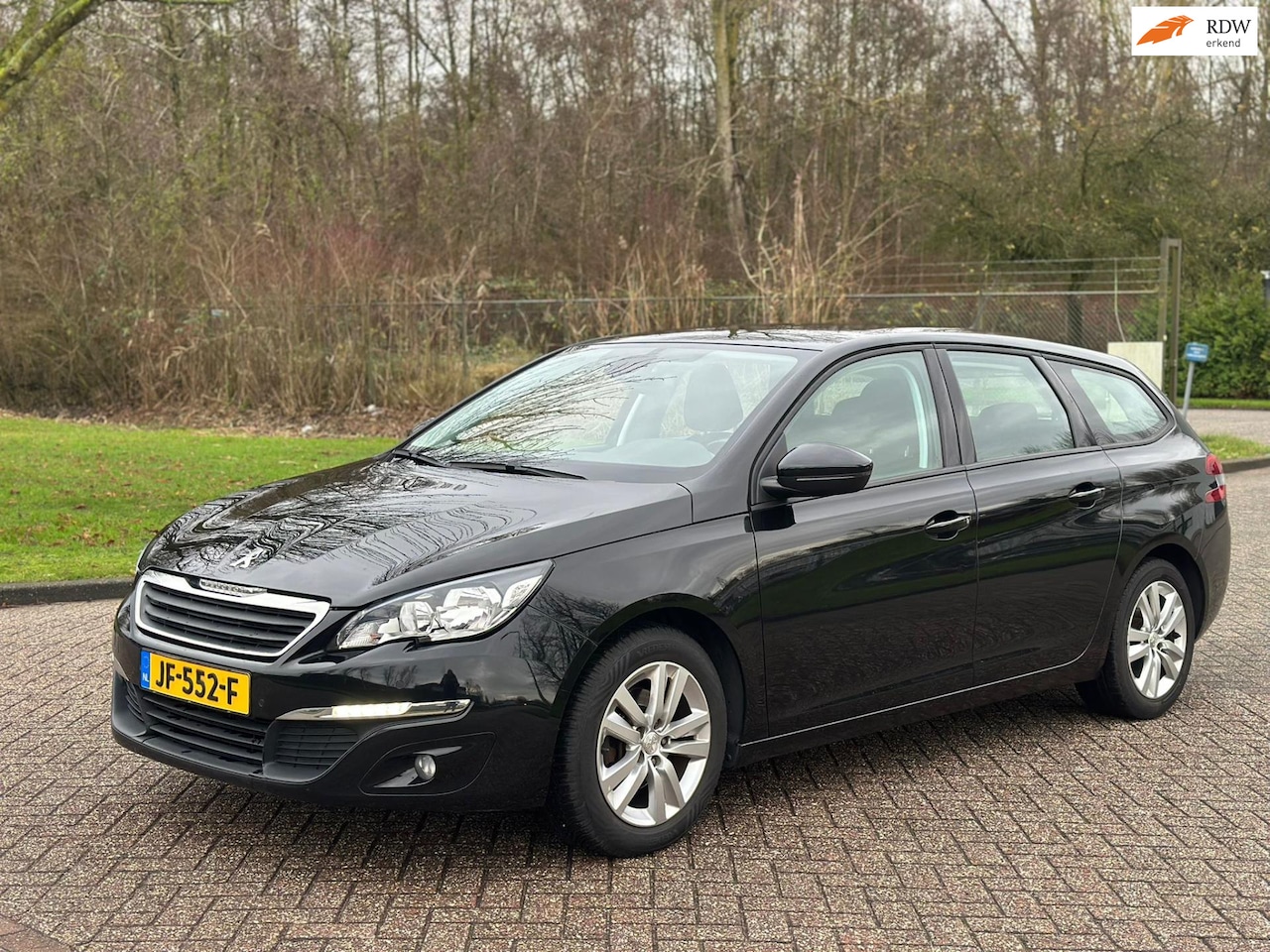 Peugeot 308 SW - 1.2 PureTech Allure/AIRCO/CRUISE/NAVI/PARKEERSENS VOOR-ACHTER/TREKHAAK - AutoWereld.nl