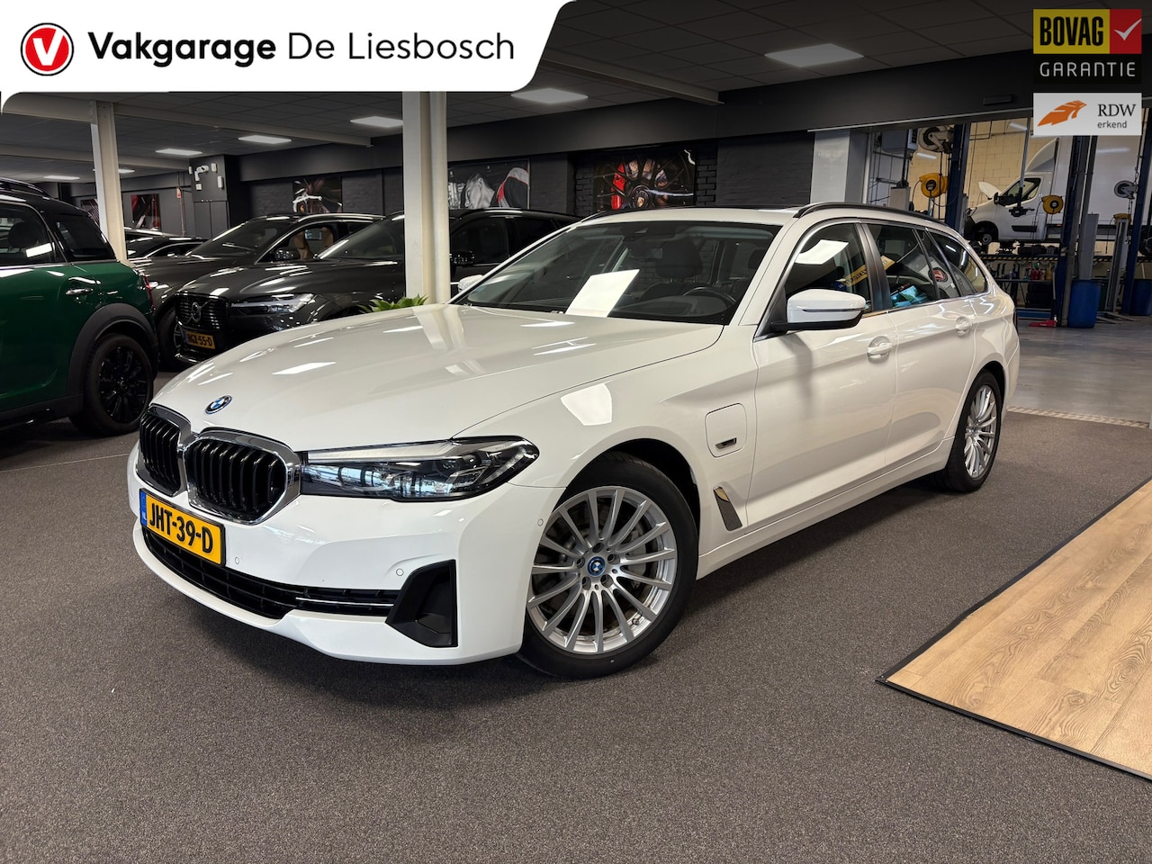 BMW 5-serie Touring - 520e Business Edition Plus / leder /camera / panorama-dak / head-up - AutoWereld.nl