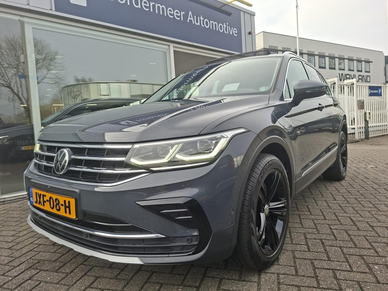 Volkswagen Tiguan - 1.5 TSI Elegance + / panoramadak / navigatie / hd / leer / camera / app - AutoWereld.nl