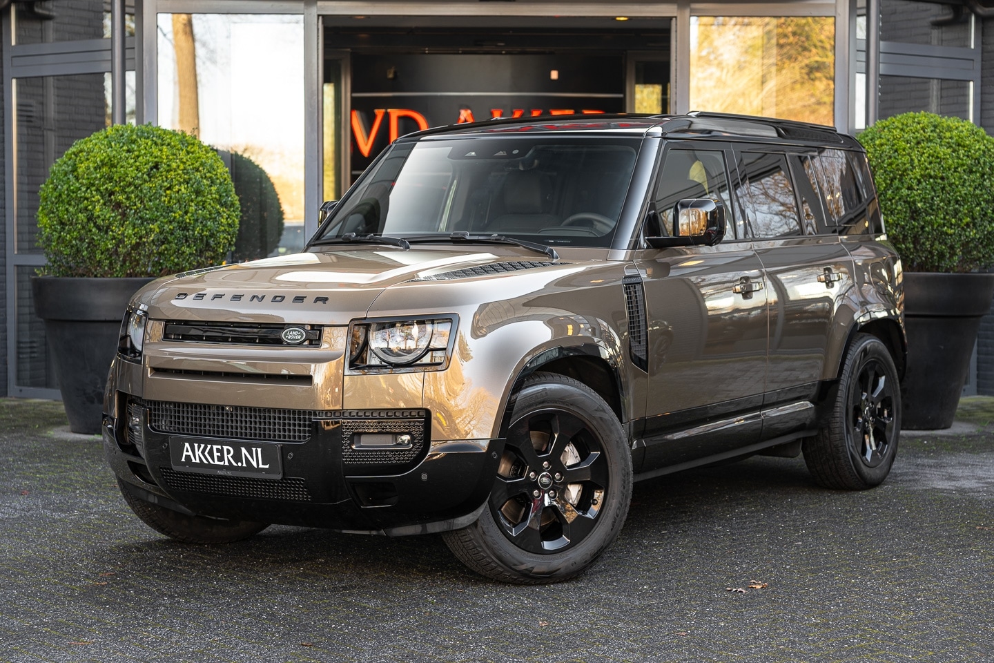 Land Rover Defender 110 - LANDROVER P300e X-Dynamic SE | Black Pack | 360° Camera | Pano.Dak | Trekhaak - AutoWereld.nl