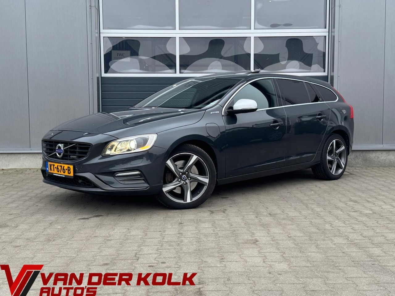 Volvo V60 - 2.4 D6 AWD Plug-In Hybrid R-Design | Panorama | Alcantara/Leder | Camera | Navigatie | Sto - AutoWereld.nl