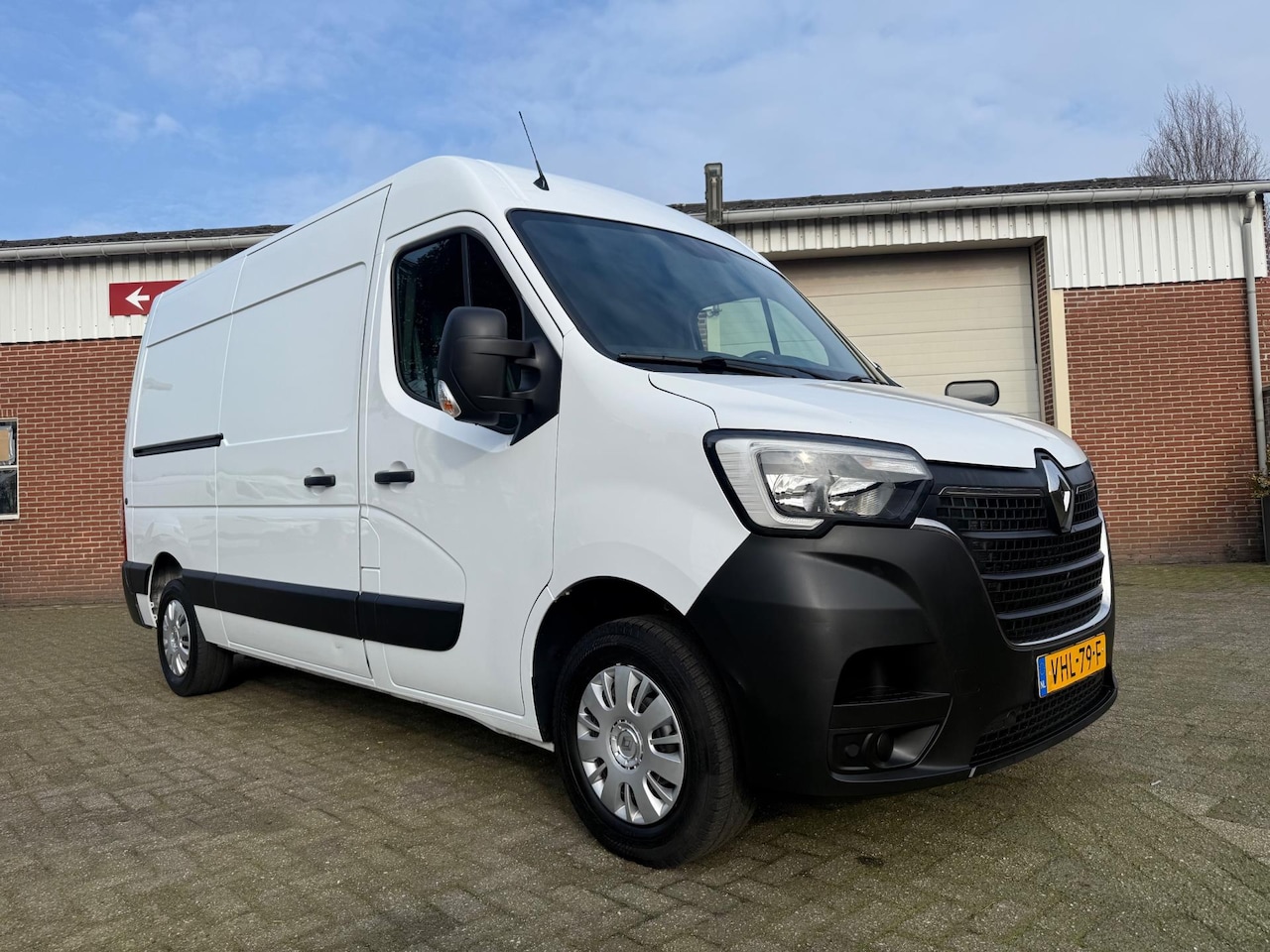 Renault Master - T33 2.3 dCi 135 L2H2 3-zits airco cruise - AutoWereld.nl