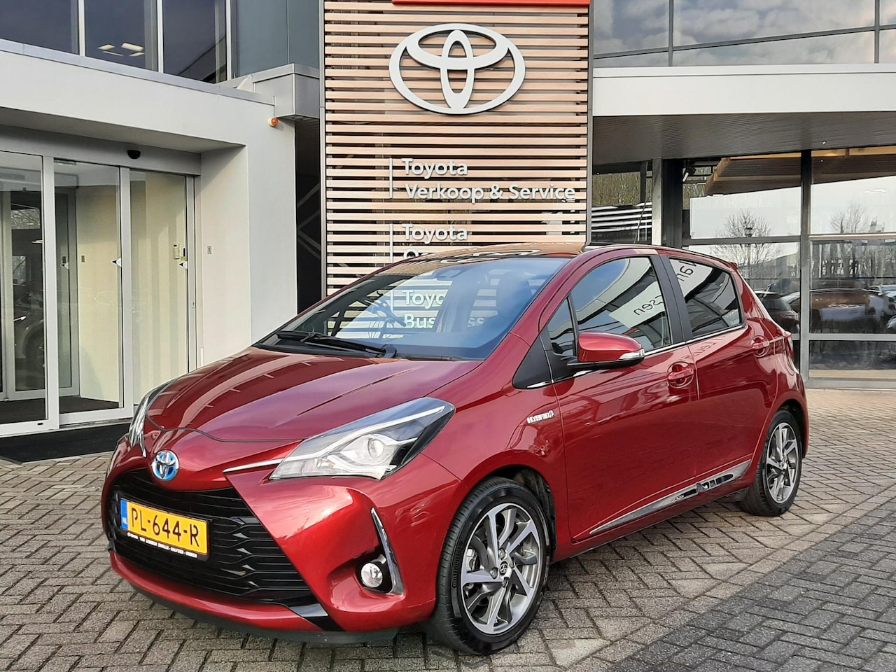 Toyota Yaris - 1.5 Hybrid Premium PANODAK LM-VELGEN CRUISE CAMERA BLUETOOTH KEYLESS DAB - AutoWereld.nl