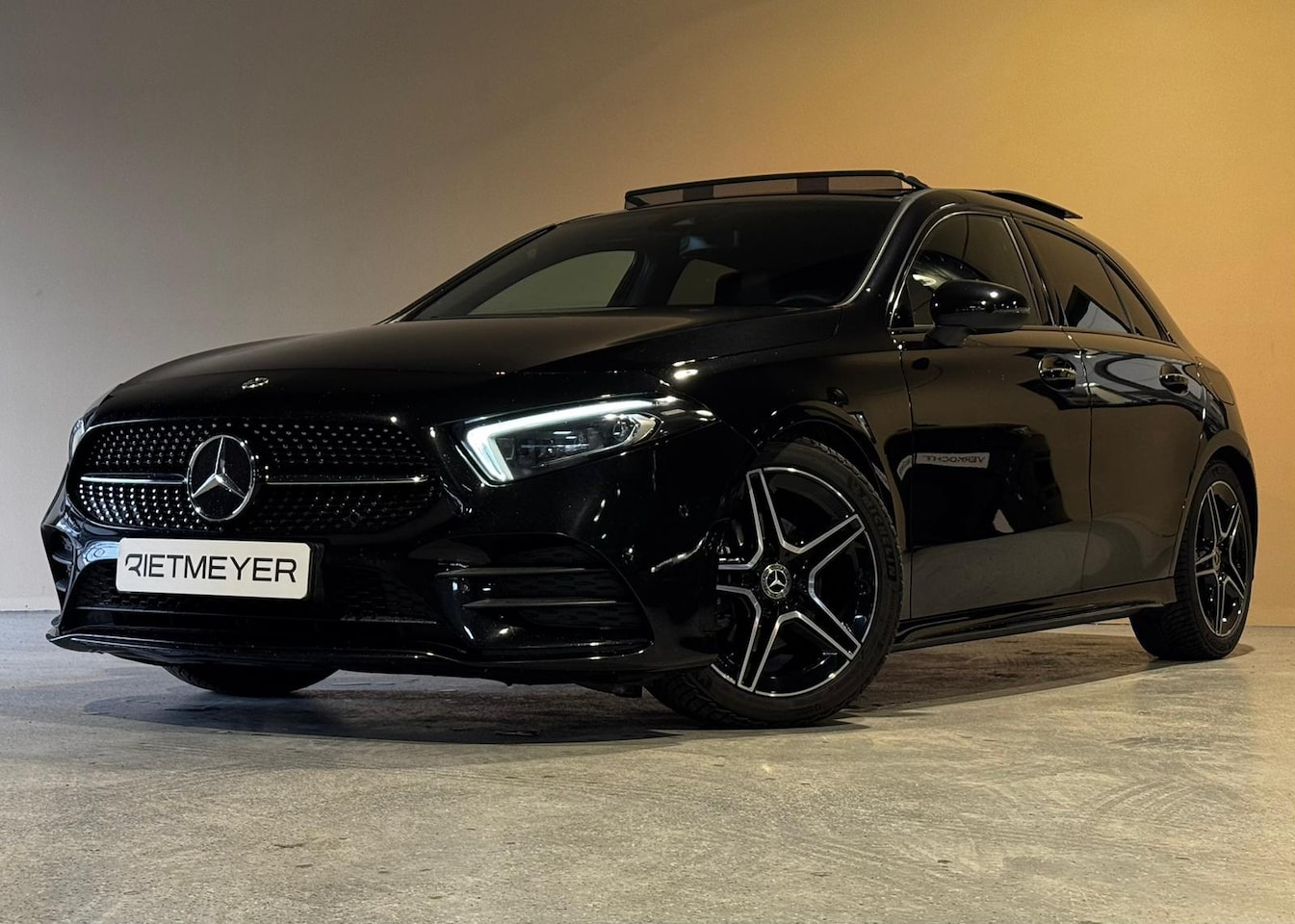 Mercedes-Benz A-klasse - 180 Business AMG |Pano |Sfeer |NAP |Stoelverw. |Camera |Multibeam LED - AutoWereld.nl