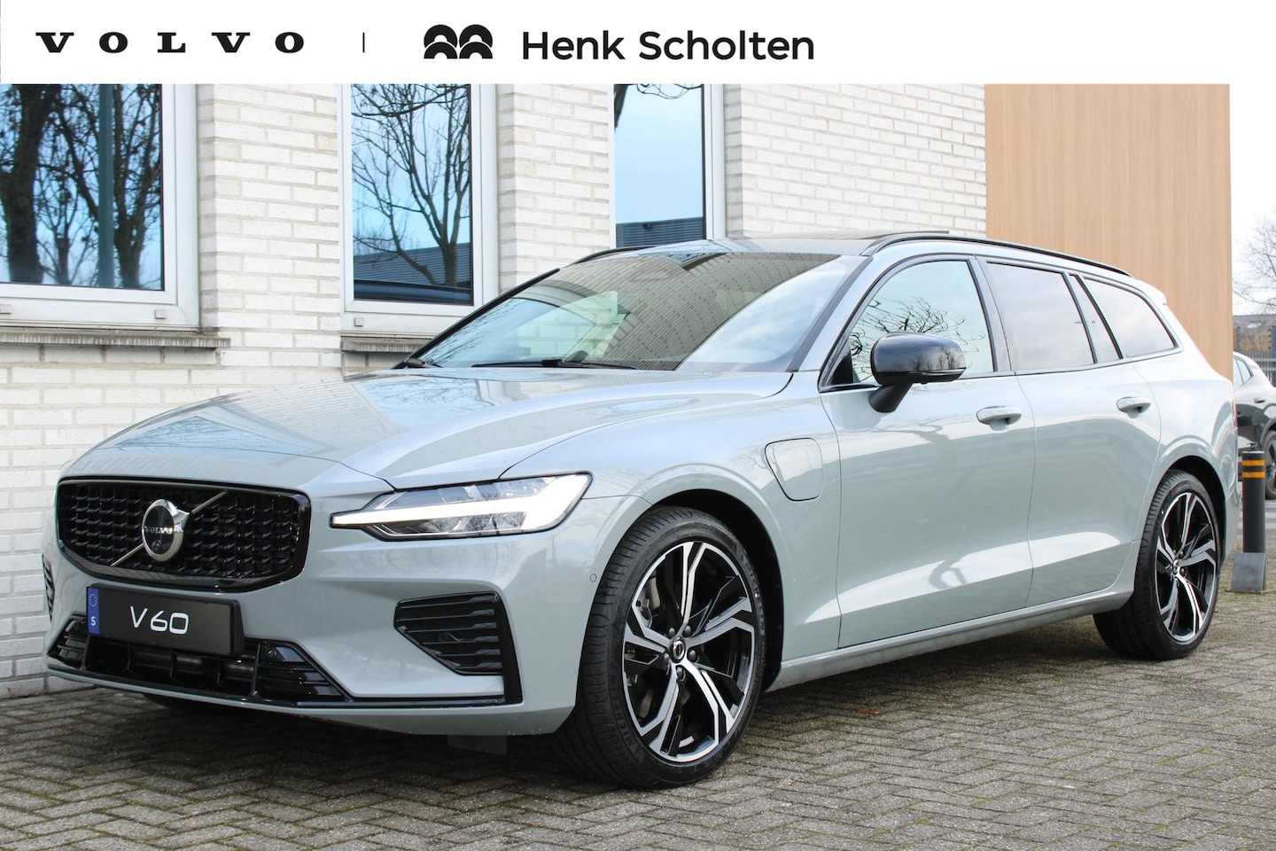 Volvo V60 - 2.0 T8 Plug-in hybrid AWD Plus Dark | Panoramadak | Lichtmetalen velgen 6-spaaks 19" | Nap - AutoWereld.nl