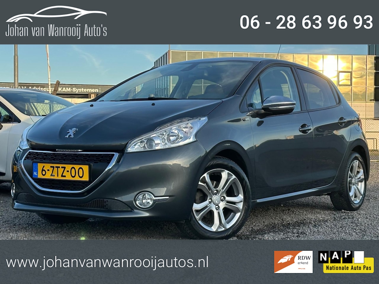 Peugeot 208 - 1.2 PureTech Style Pack Plus/NAVI/PANO - AutoWereld.nl