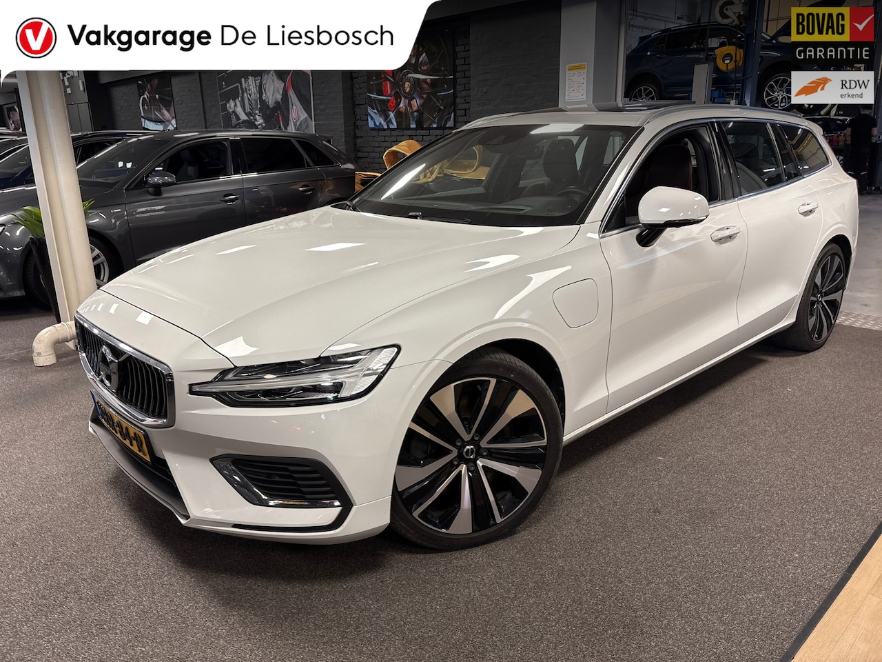 Volvo V60 - 2.0 T6 Recharge AWD R-Design / 360 camera / Panoramadak / Leder / head-up / Harman-Kardon - AutoWereld.nl