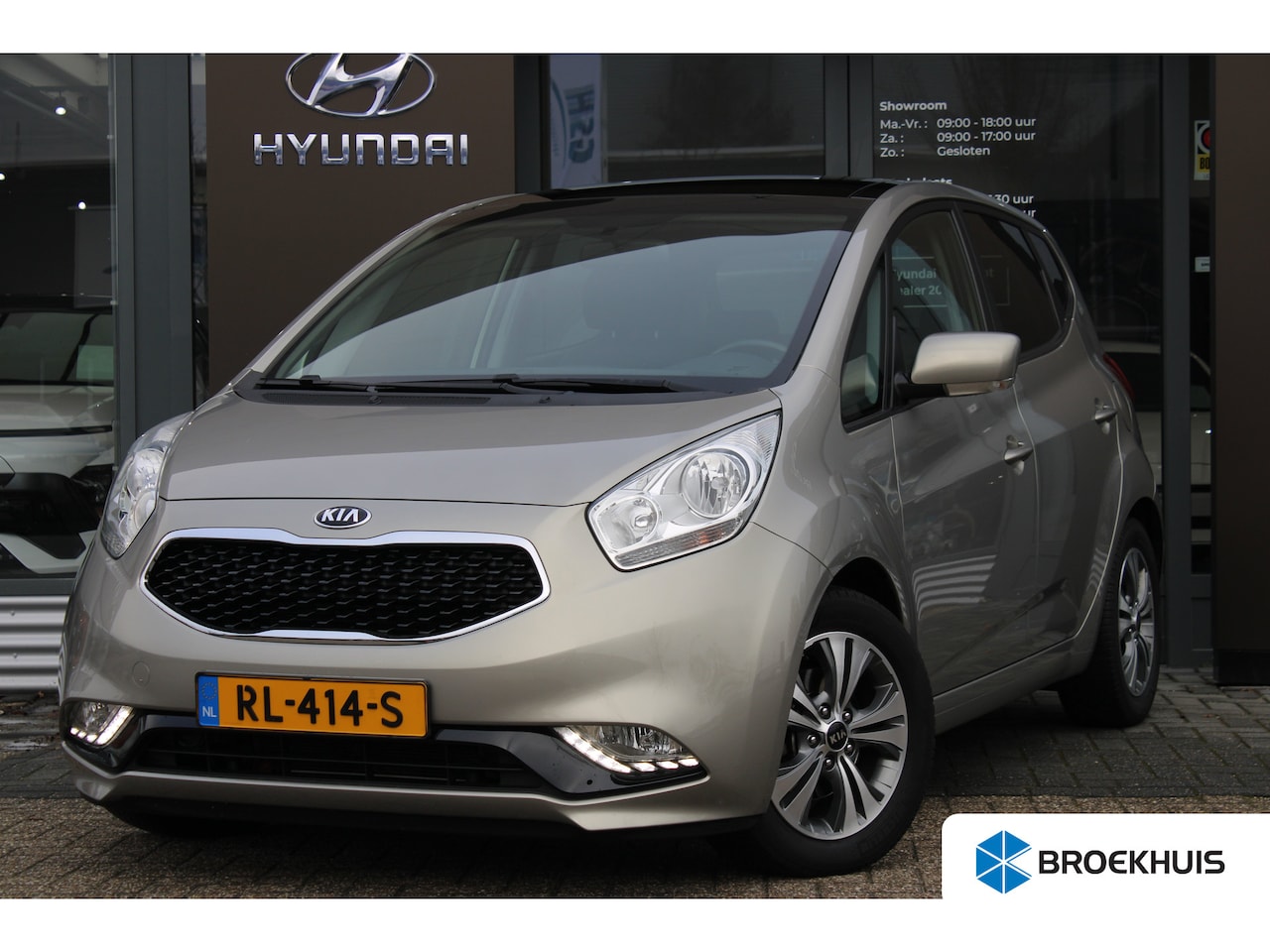 Kia Venga - 1.4 CVVT Summer Edition | Trekhaak | Panoramadak | Achteruitrijcamera | Half-Leder | Cruis - AutoWereld.nl