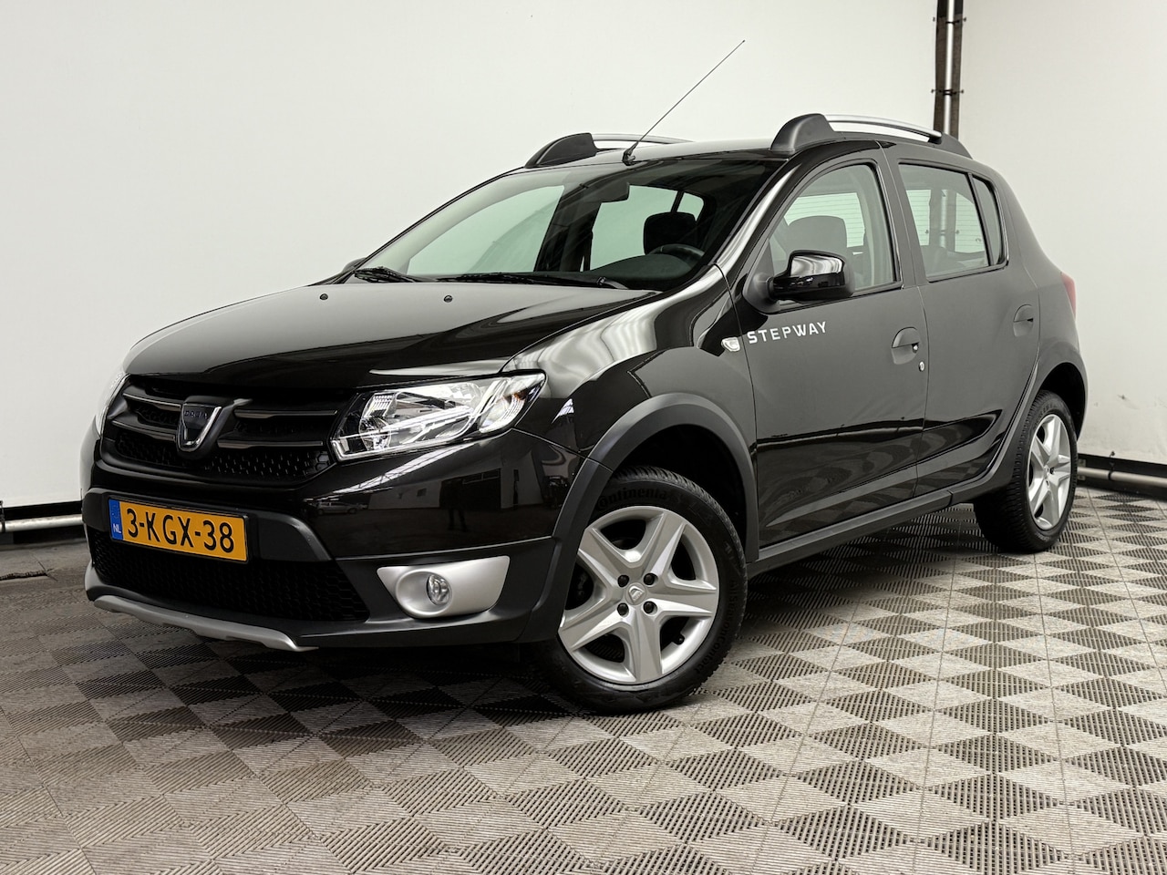 Dacia Sandero Stepway - 0.9 TCe Lauréate Airco Navi Trekhaak PDC NL Auto - AutoWereld.nl