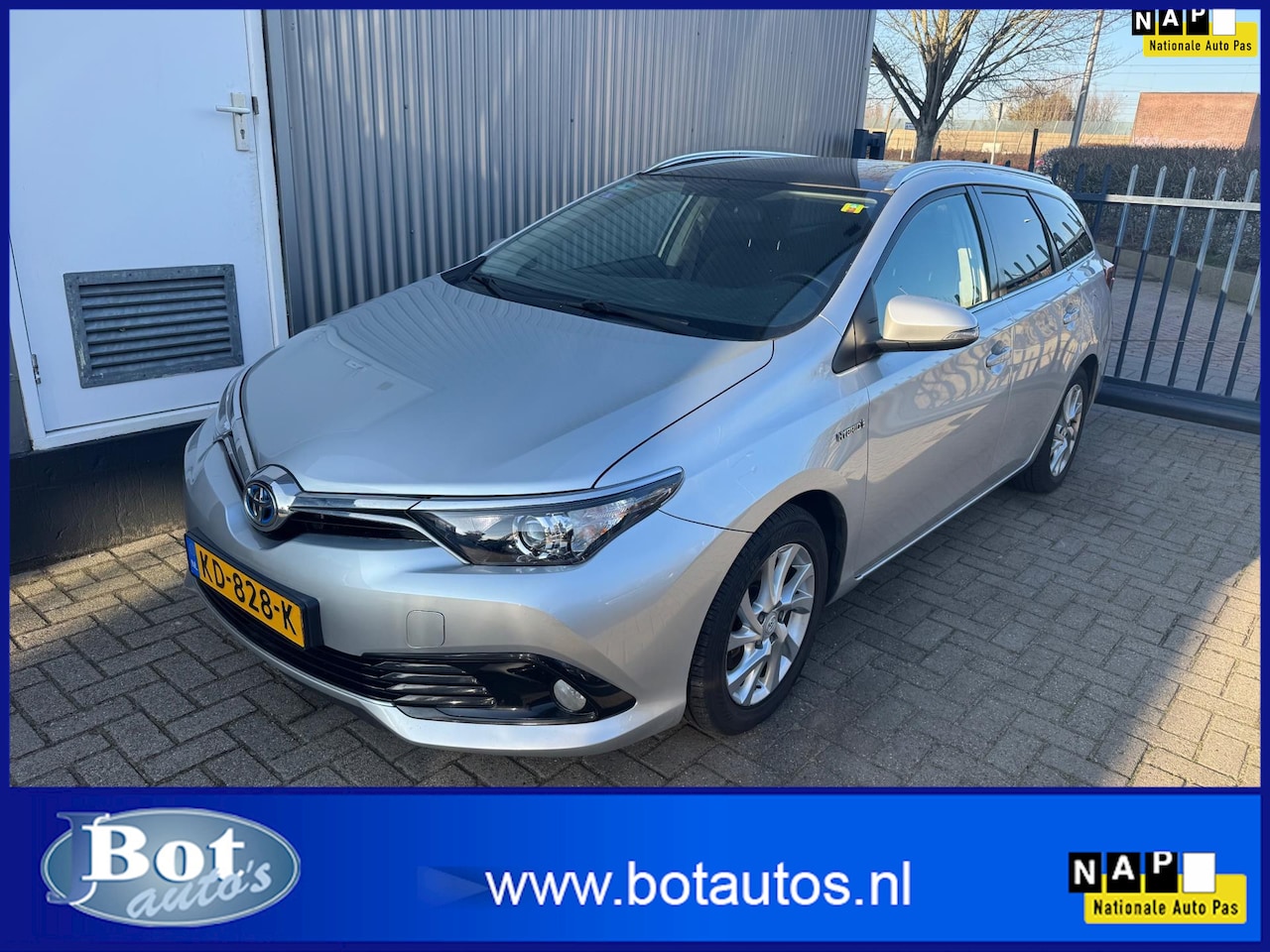 Toyota Auris Touring Sports - 1.8 Hybrid Trend / PANORAMADAK / NAVIGATIE /CAMERA / CRUISE CONTROL - AutoWereld.nl