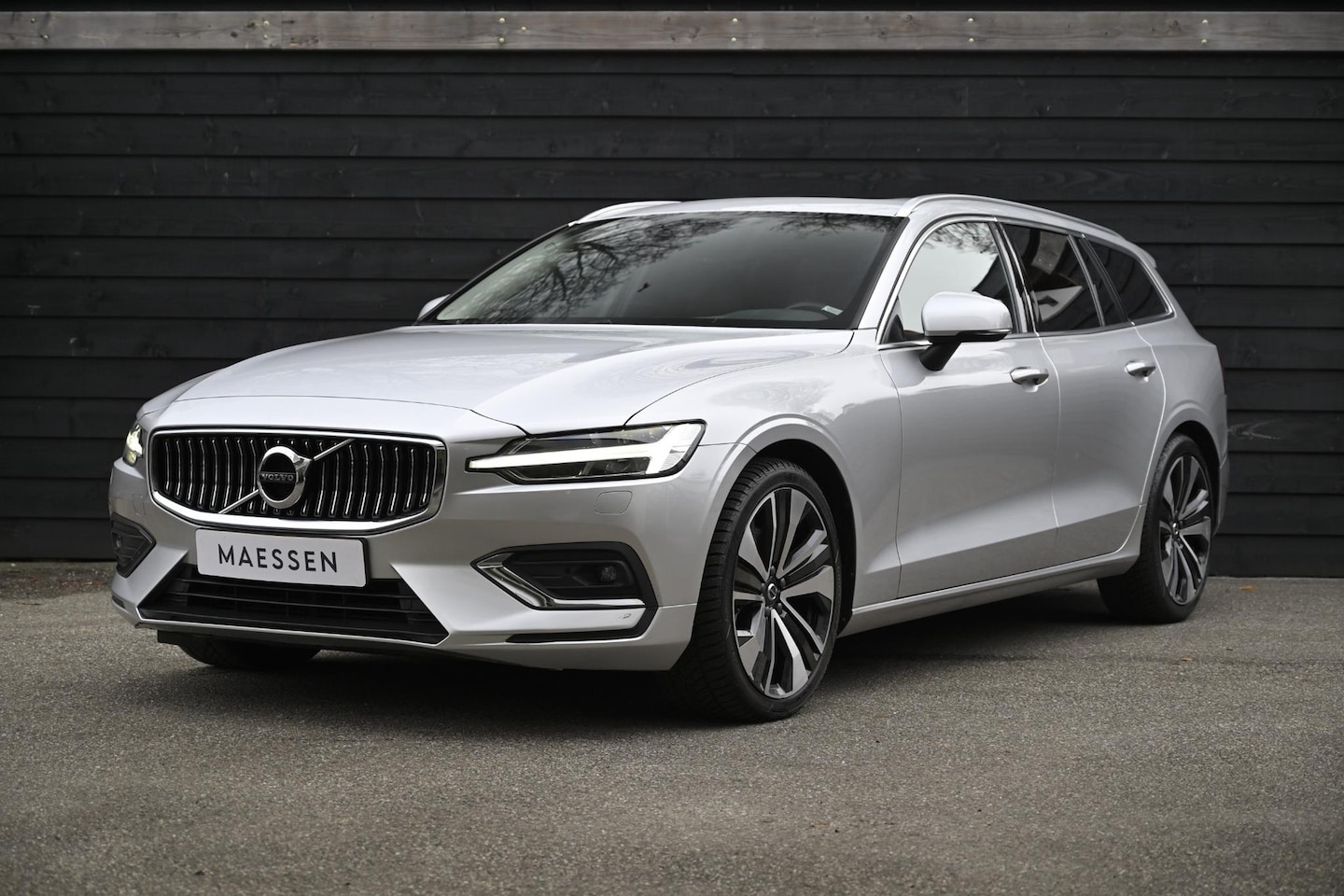 Volvo V60 - 2.0 B3 Inscription NL Auto | Panorama | H&K Audio | ACC | Camera | BTW - AutoWereld.nl