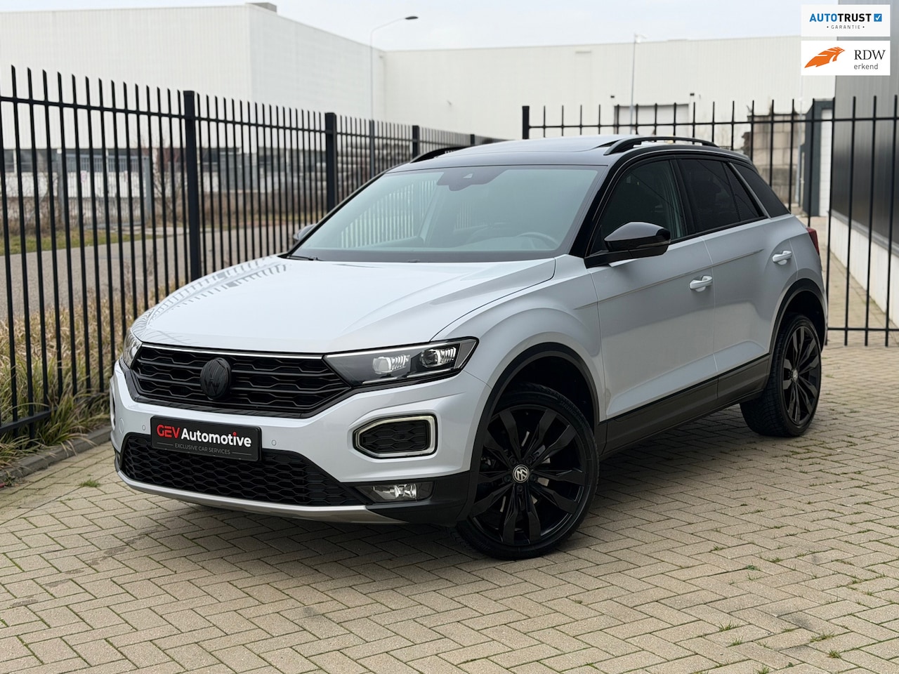 Volkswagen T-Roc - 1.5 TSI Sport Business R Pano Camera Acc LED Dodehoek Carplay - AutoWereld.nl
