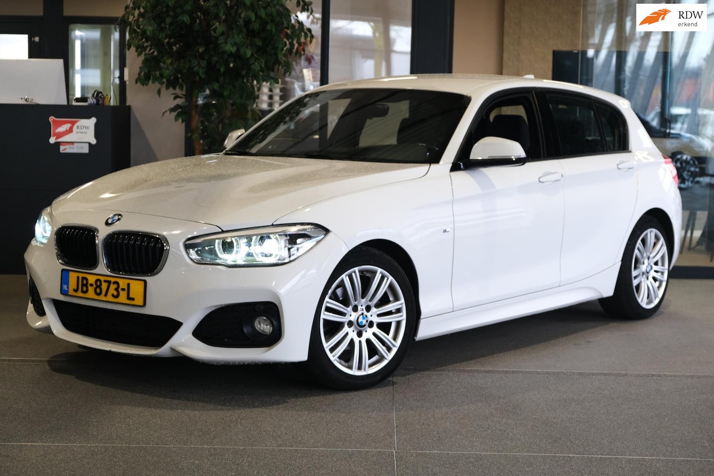 BMW 1-serie - 118i M Pakket Sport Navi Led Alacantara Pdc Cruise - AutoWereld.nl