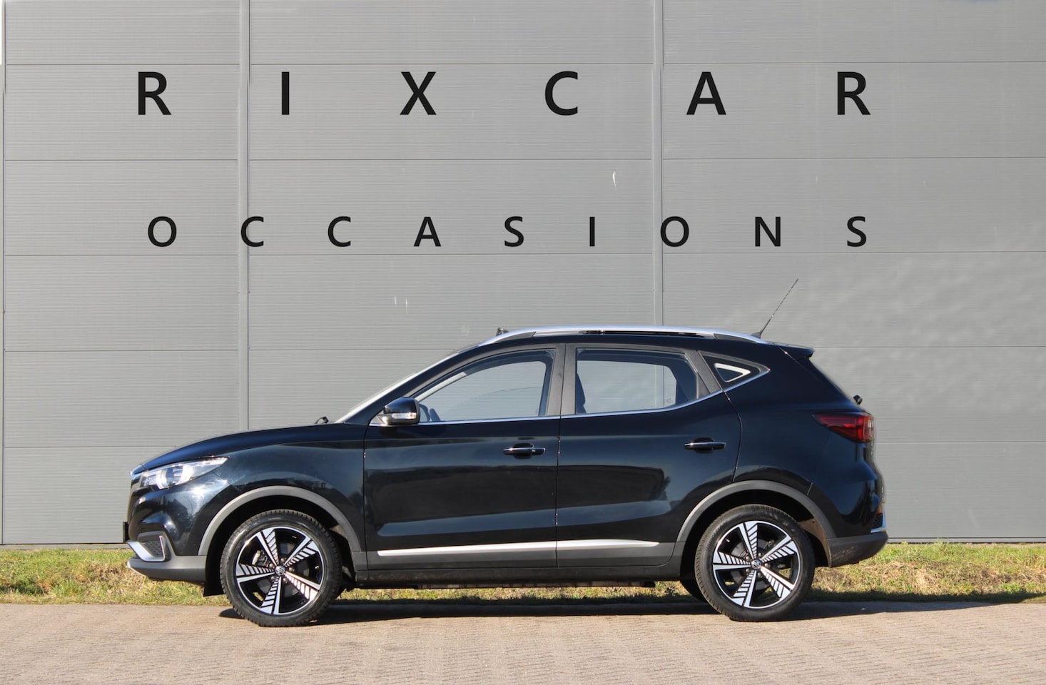 MG ZS - Luxury 45kWh AllSeason Panodak Leder - AutoWereld.nl