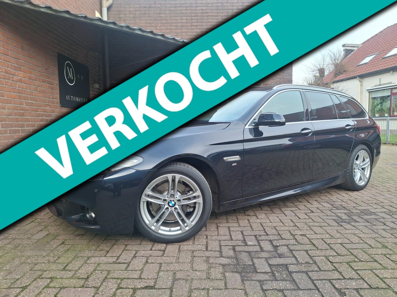 BMW 5-serie Touring - 520i M Sport 184PK Automaat / Navigatie / Led Verlichting / Bluetooth / Parkeer Sensoren / - AutoWereld.nl