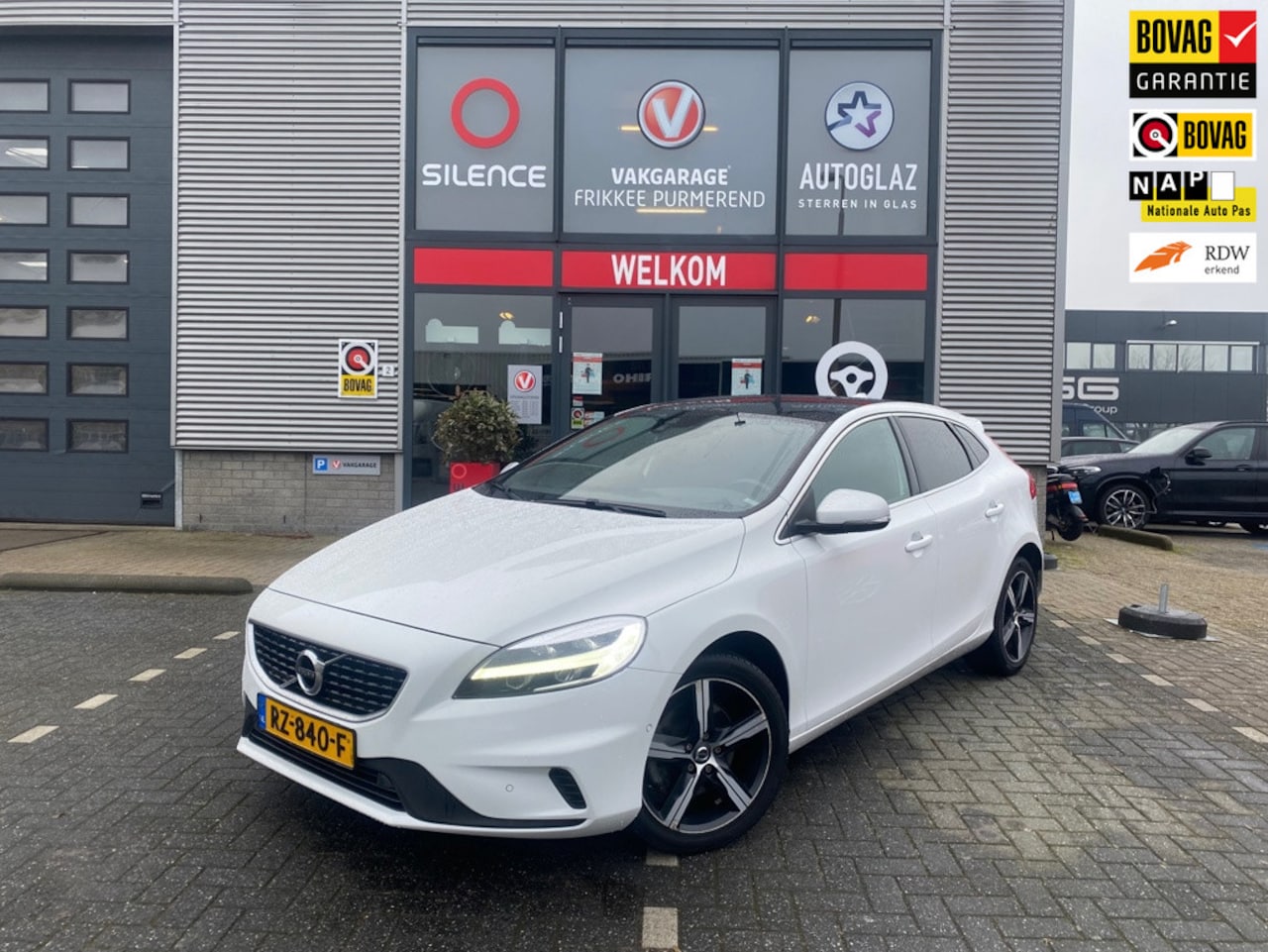 Volvo V40 - 2.0 T4 R-Design 2.0 T4 R-design - AutoWereld.nl