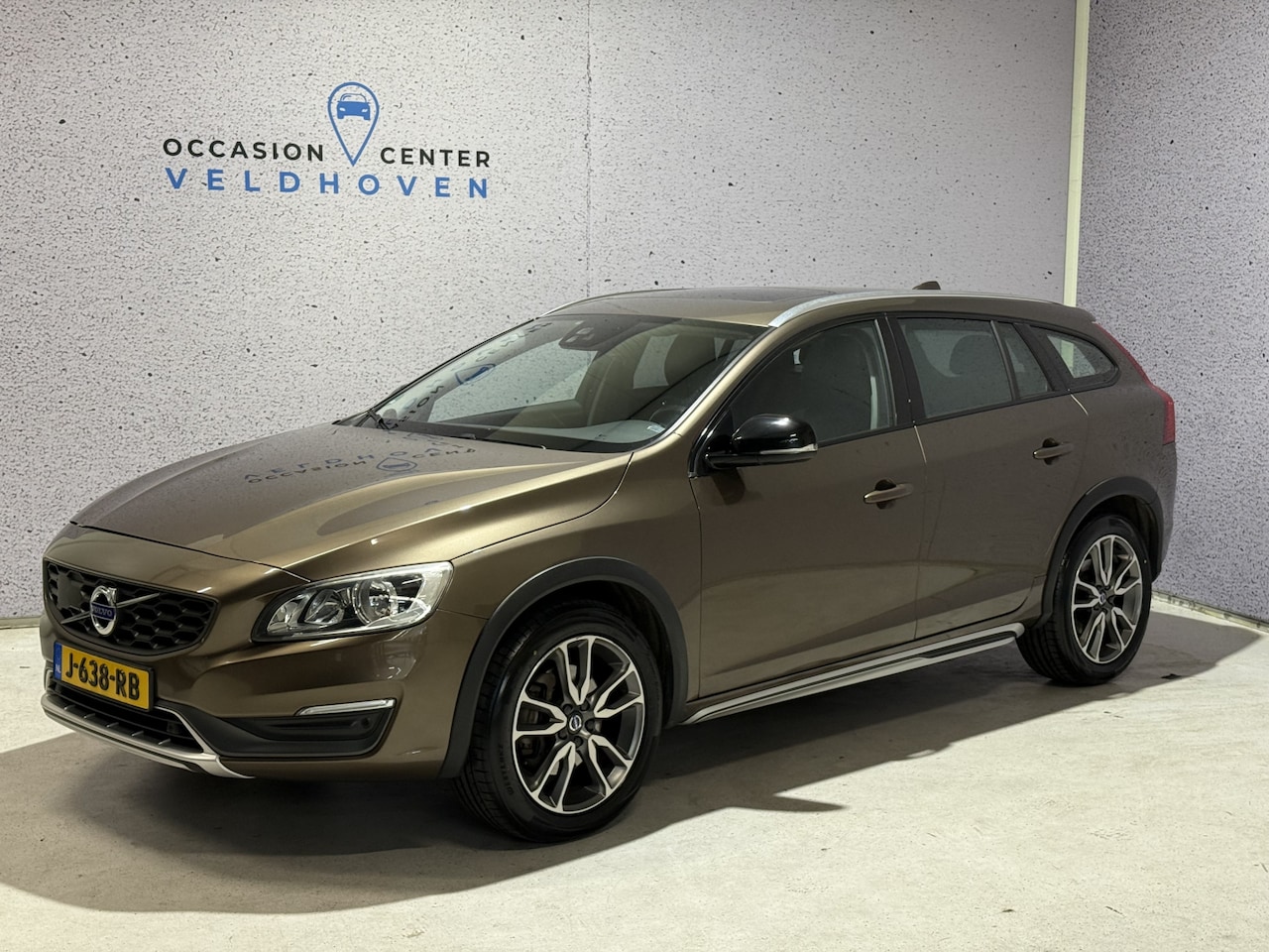 Volvo V60 Cross Country - 2.0 D3 Summum // DEALERONDERHOUDEN // TREKHAAK // - AutoWereld.nl