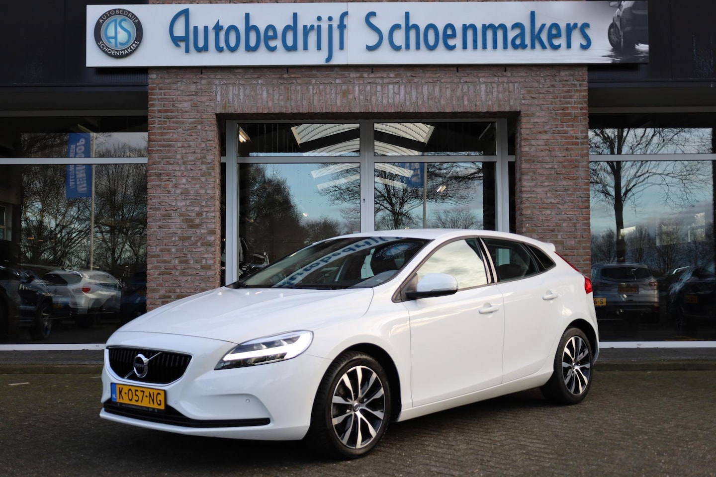 Volvo V40 - 2.0 T3 Polar+ CAMERA TREKHAAK-AFN. RUIT+STOELVERWARMING 2xPDC 17"LMV FULL-LED HALFLEER CRU - AutoWereld.nl