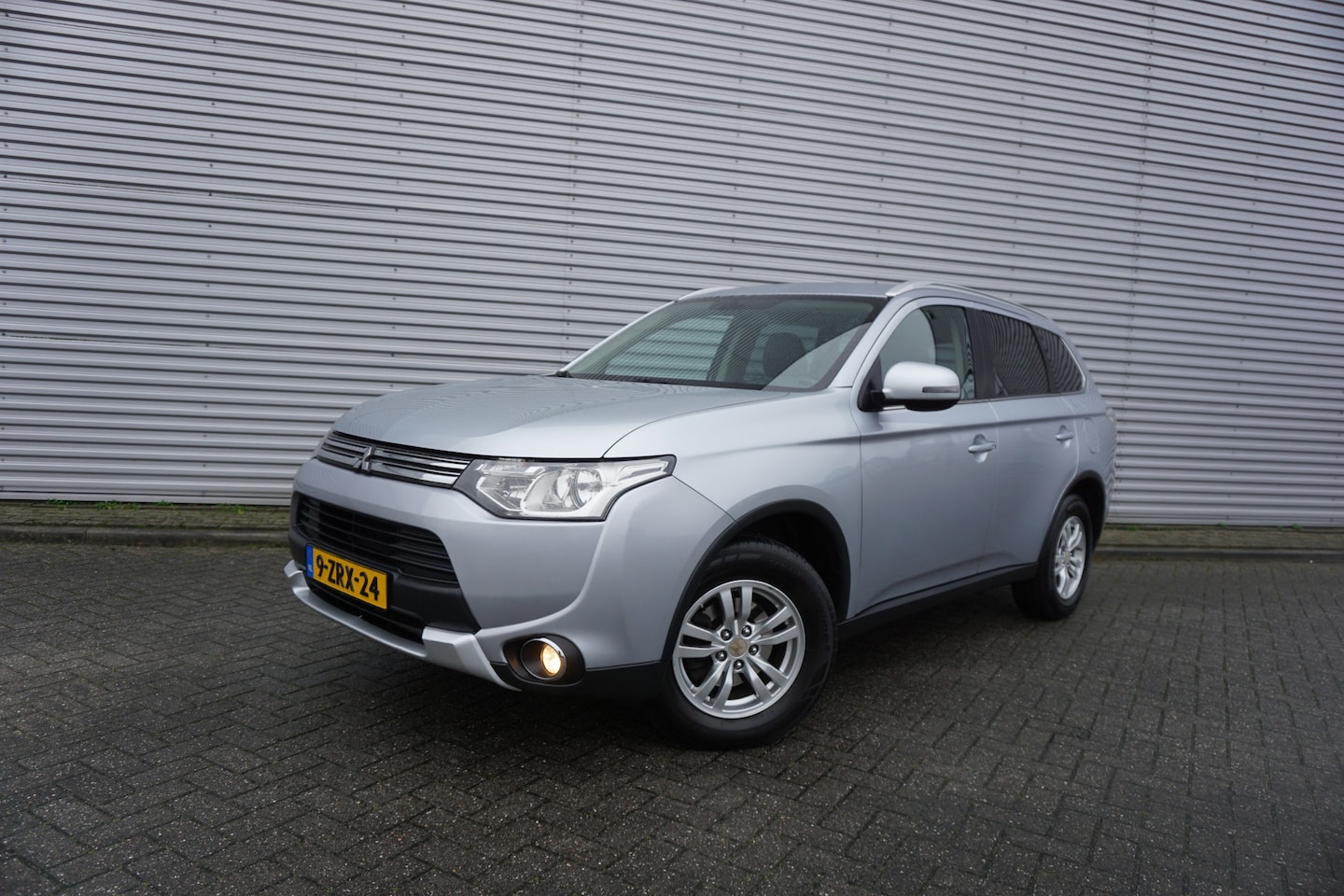 Mitsubishi Outlander - 2.0 PHEV Business Edition X-Line AUTOMAAT - Climate / Navi / Cruise / Camera  / Trekhaak / - AutoWereld.nl