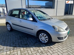 Ford Fiesta - 1.4-16V Ambiente airco onderhoudsboekjes 5 deurs hoge instap zeer mooie auto met veel extr