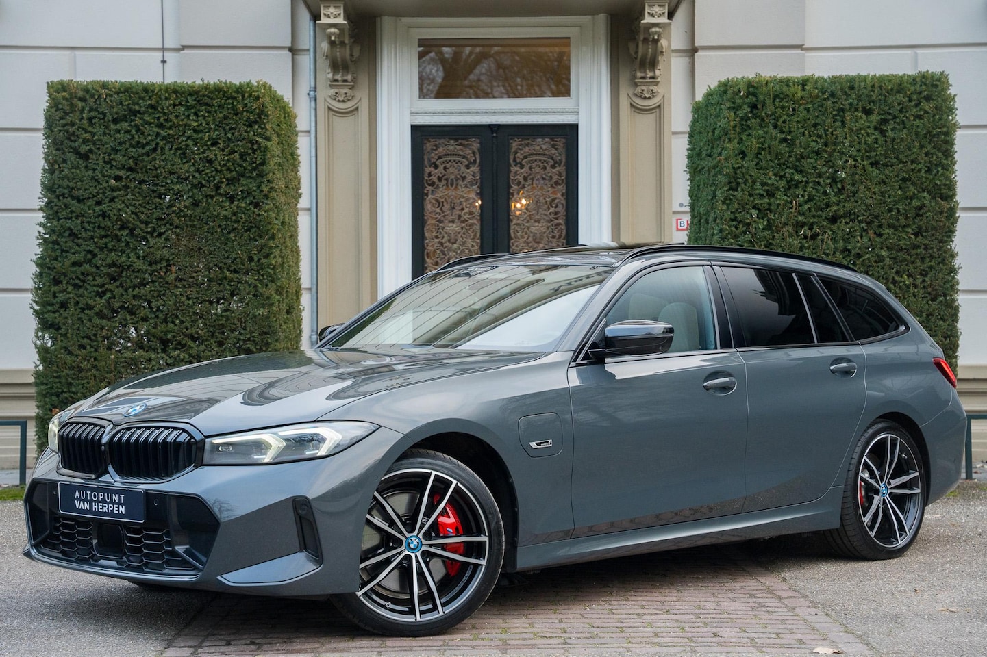 BMW 3-serie Touring - 330e High Executive TREKHAAK | PANO | 360 CAM | CARBON | DRAVITGRAU | FULL OPTION - AutoWereld.nl