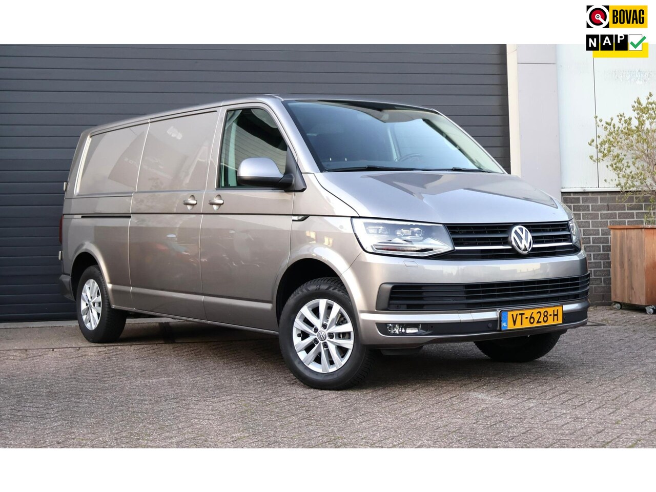 Volkswagen Transporter - 2.0 TDI L2H2 Highline DSG/Cruise/Led - AutoWereld.nl