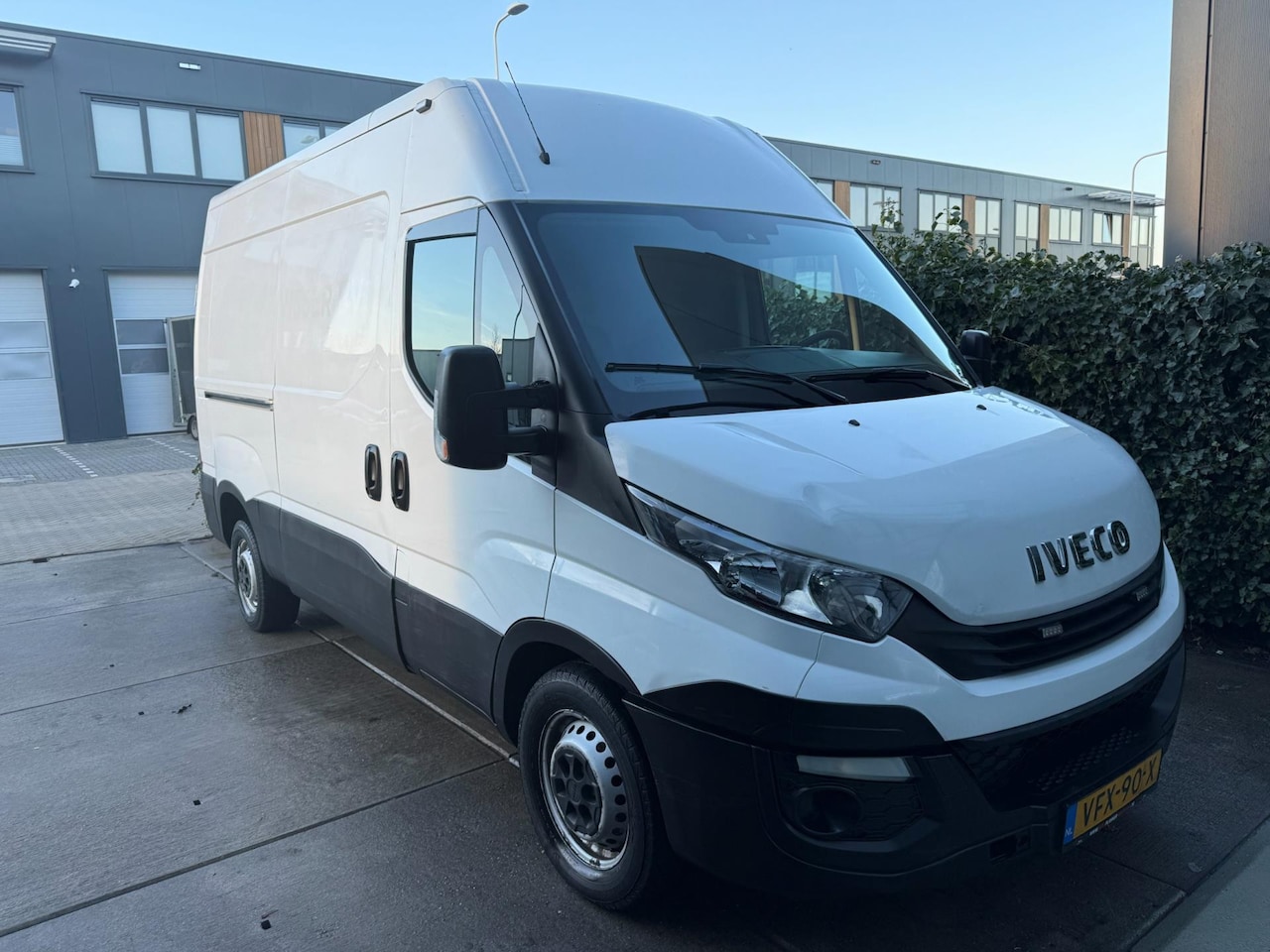 Iveco Daily - 35S14V 2.3 352! 3-Persoons! Clima! Cruise! - AutoWereld.nl