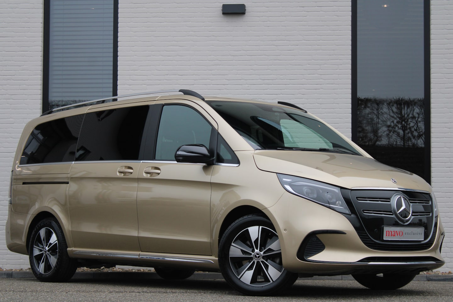 Mercedes-Benz EQV - 300 L2 / AMG / New Model / Luchtvering / 7-Persoons / Burmester / Vol Opties / NIEUWSTAAT - AutoWereld.nl