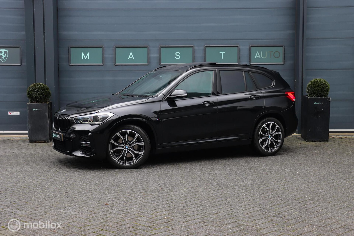 BMW X1 - sDrive20i High Executive|M-sport|Pano|Leder|HUD|NAP - AutoWereld.nl
