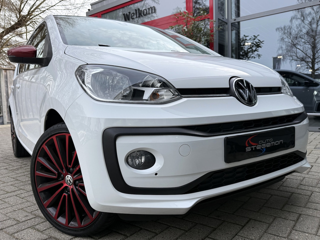 Volkswagen Up! - 1.0 75PK *!* HIGH UP *!* ECC/ NAVI/ CRUISE/ 17 INCH/ PDC/ 59 DKM *!* - AutoWereld.nl