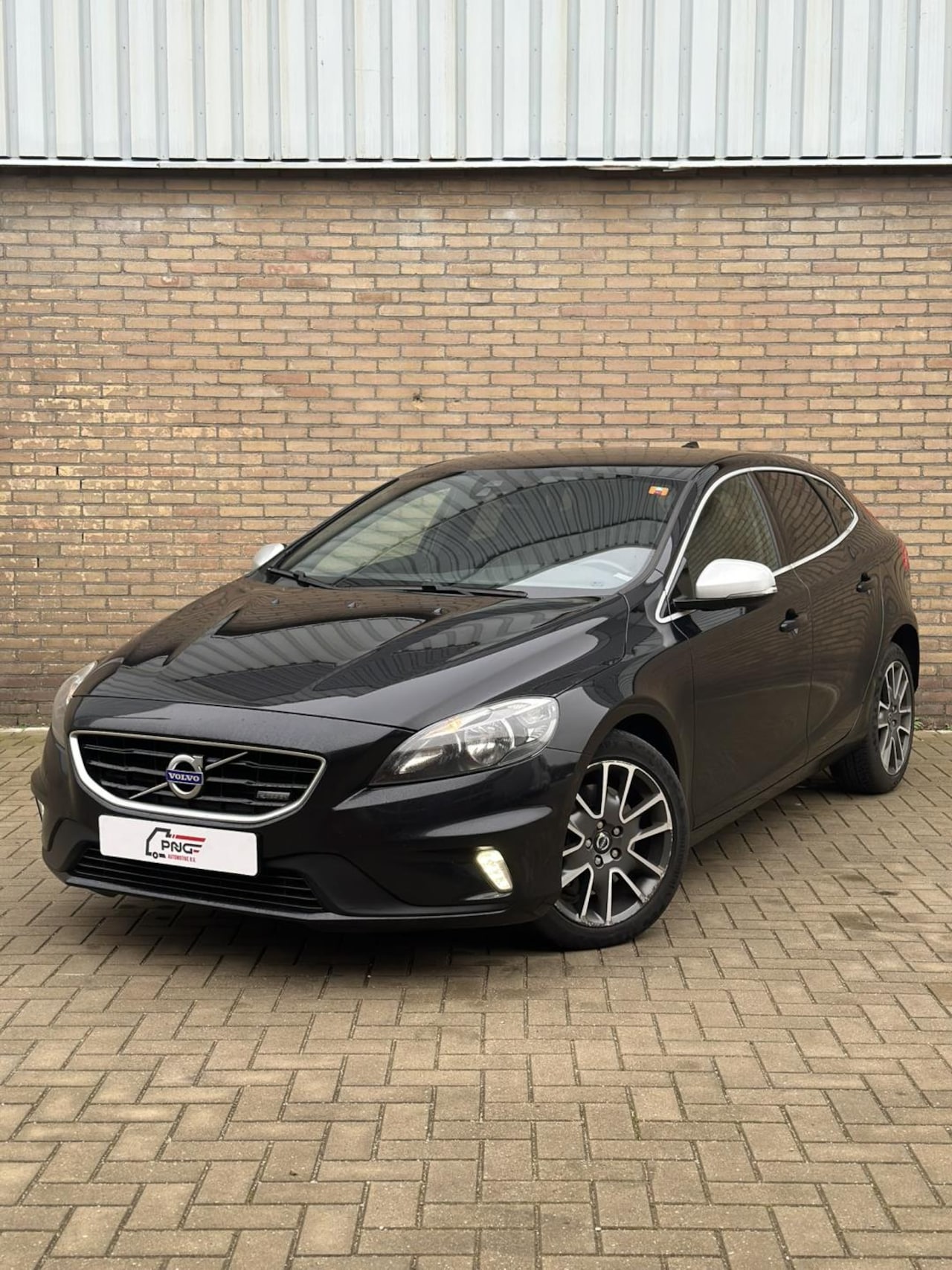 Volvo V40 - 2.0 D4 R-Design NAVI - AIRCO - CRUISE - AutoWereld.nl