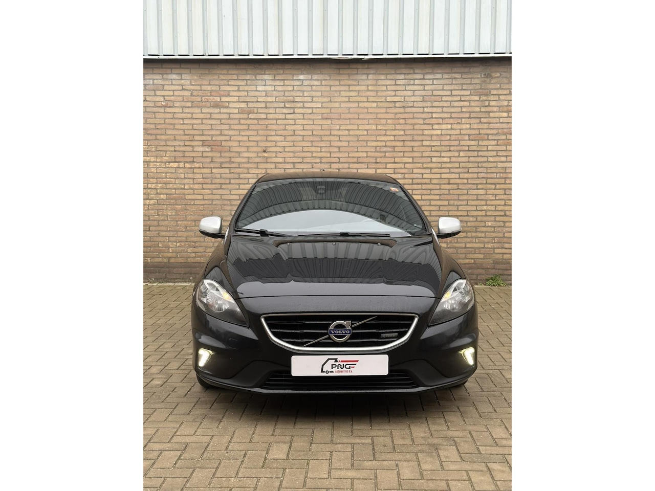 Volvo V40 - 2.0 D4 R-Design NAVI - AIRCO - CRUISE - AutoWereld.nl